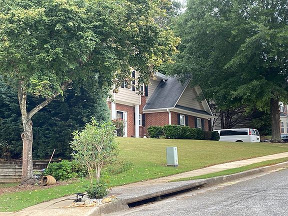 3rd image of 220 Courtland Oaks Dr SW