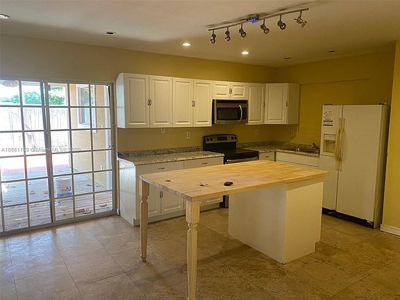 3rd image of 65 NW 121st St