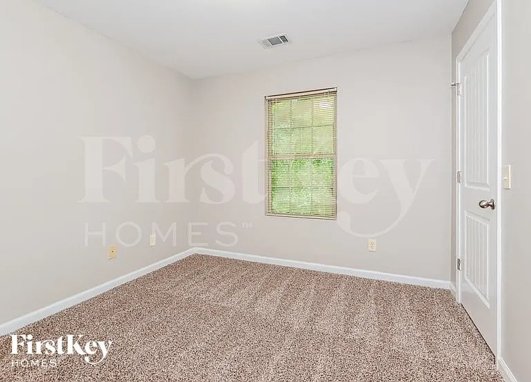 380 Pine Tree Dr — Photo 12