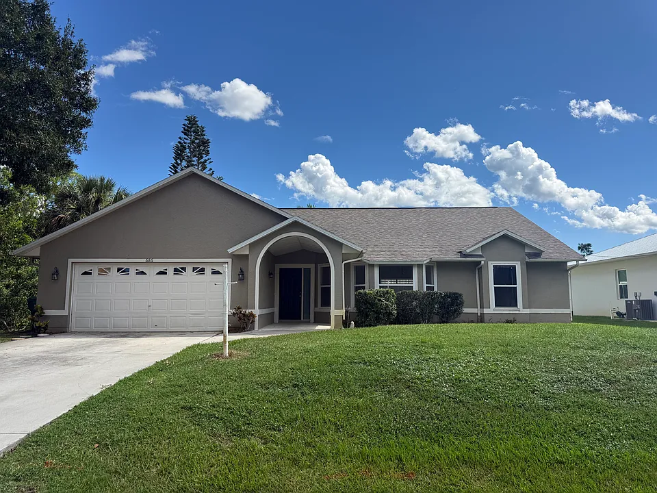 686 Concha Dr