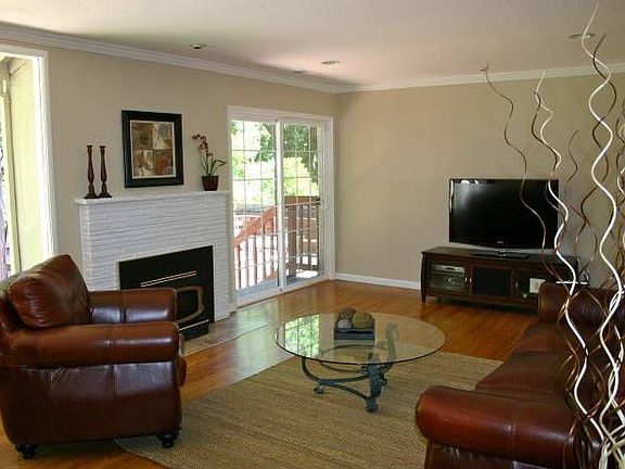 4th image of 3040 Goodwin Ave
