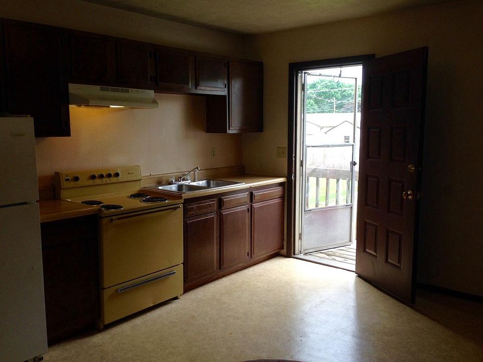 Kitchen/backdoor to balcony