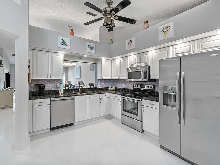 7916 Coral Pointe Dr — Photo 16