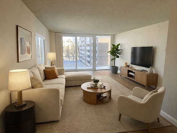 Living Room (AI furnished)