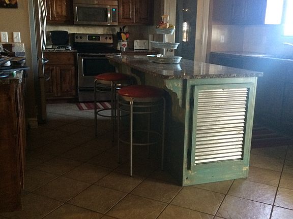 kitchen w/large center islan