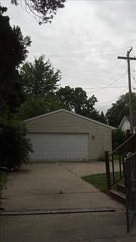 516 Ideal St photo 1