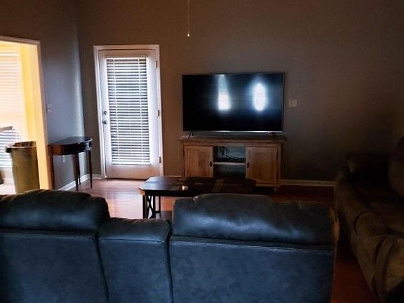 5th image of 324 Bradford Ct