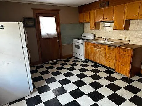 204 W Locust St #3 — Photo 3