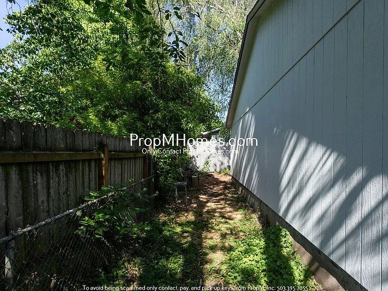 2218 SE Tacoma St — Photo 17
