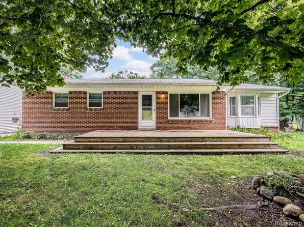 8557 Country Club Dr, Pinckney, MI 48169
