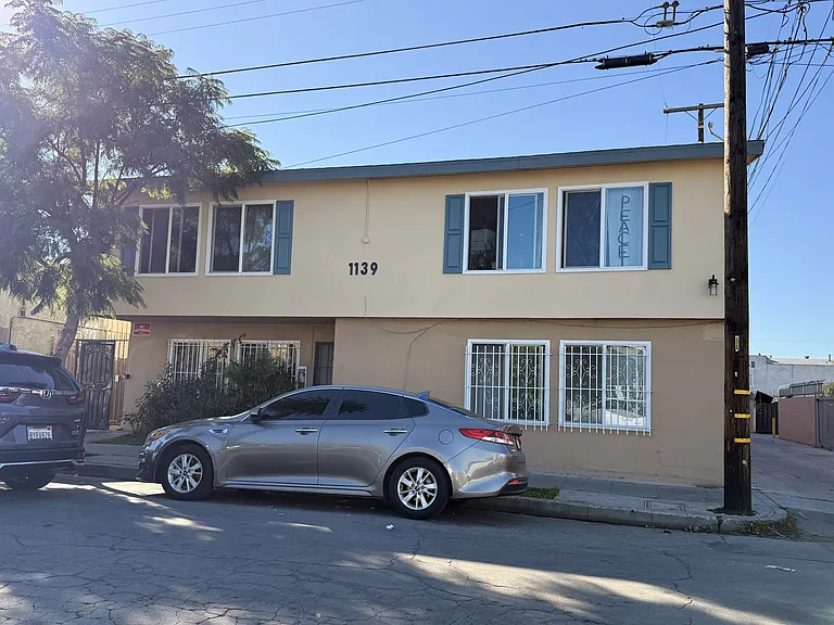 1139 Gardenia Ave #10 — Photo 8