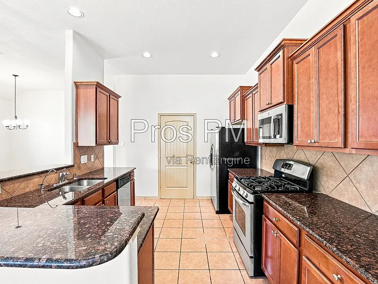 18843 Cove Pointe Dr — Photo 3