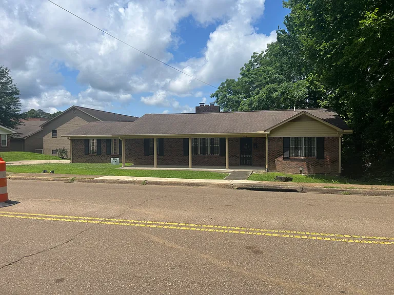 305 Martin Luther King Jr Dr — Photo 1