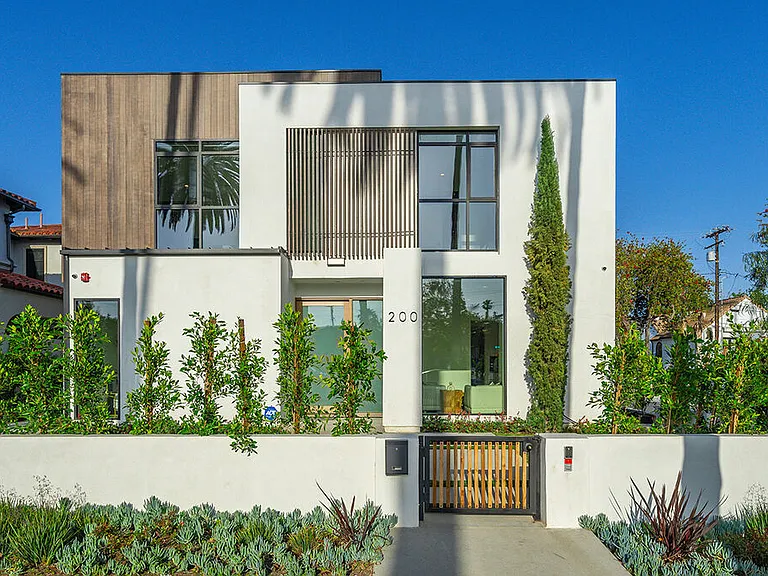 200 N Doheny Dr — Photo 15