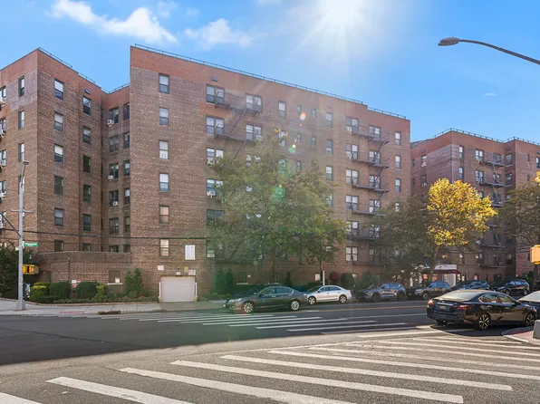 71-11 Yellowstone Boulevard image 4 of 14