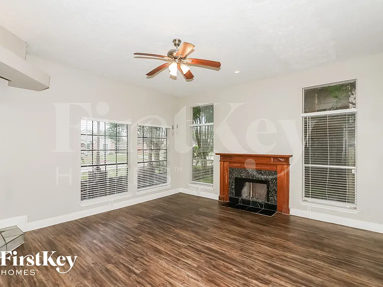 2106 Hazyknoll Ln — Photo 2