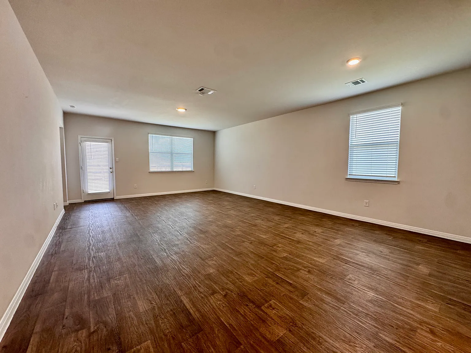 4 bed, 2025 sqft, $2,200 — Photo 3