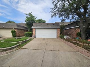 2813 Summit View Dr, Bedford, TX 76021