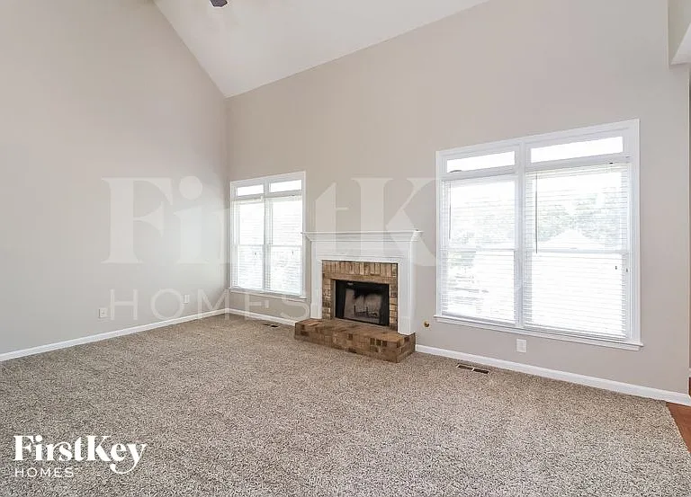 166 Crestview Dr — Photo 4