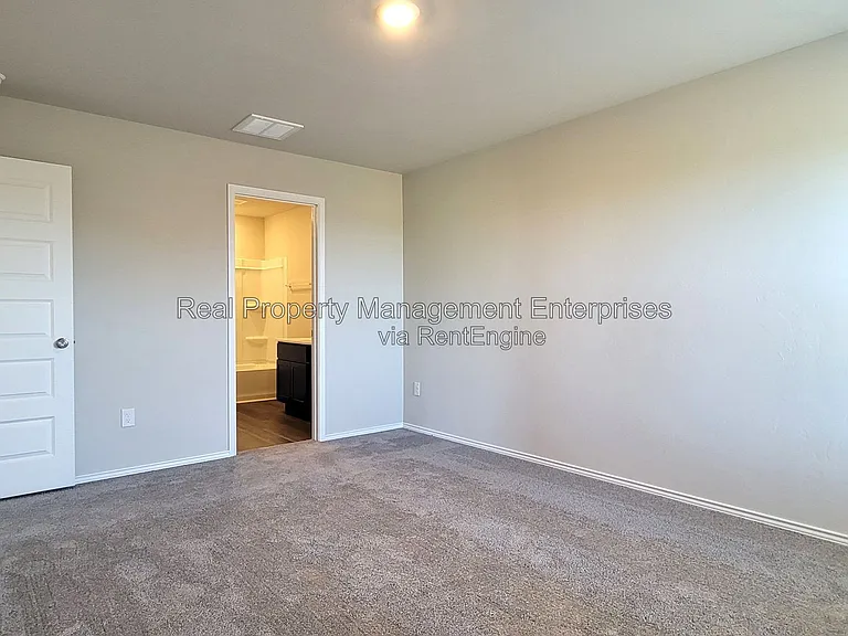 9501 NW 118th St — Photo 9