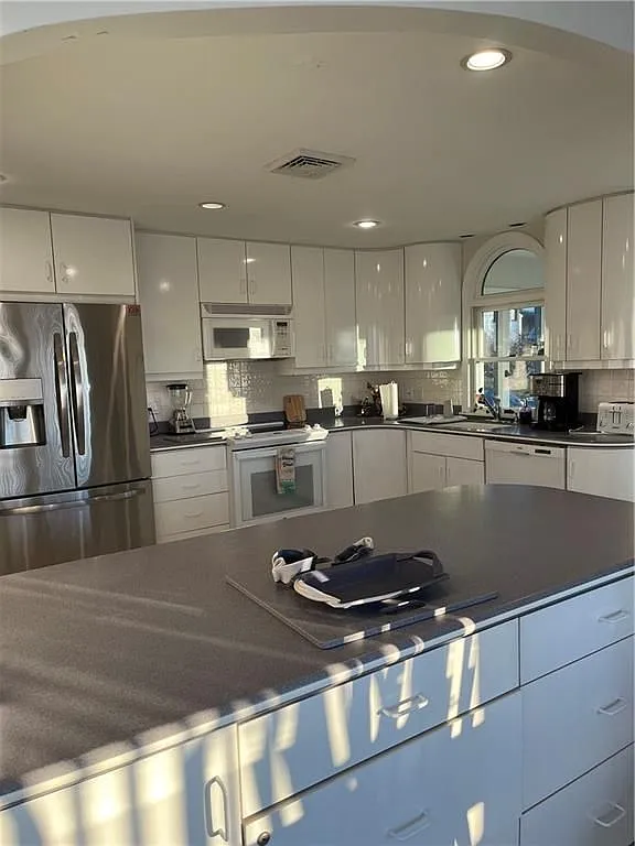 3 bed, 3.0 bath, 1672 sqft, $3,000 — Photo 4