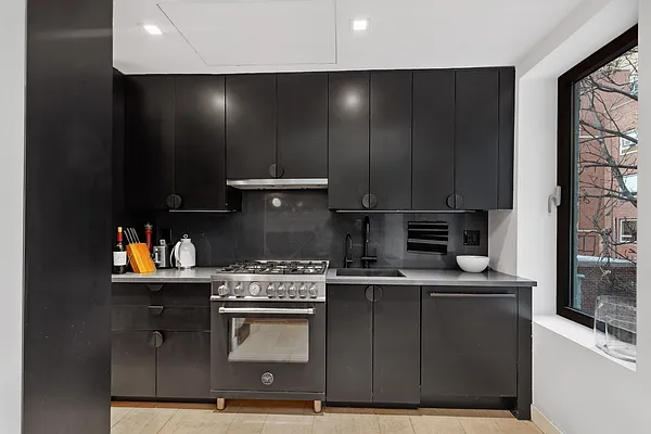 Rented by SERHANT. | media 11