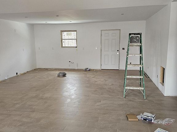 4th image of 440 Madison Cir