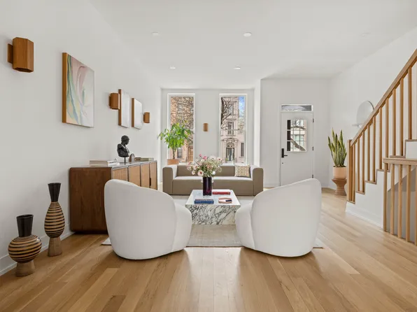 292 Gates Avenue image 1 of 23