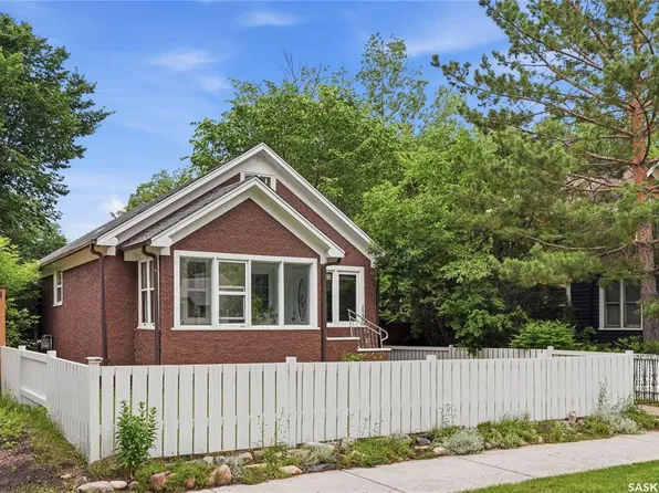 1146 K AVENUE S, Saskatoon, SK S7M 2G5
