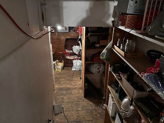 5th image of 308 Jackson St