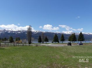 118 Lakeshore Dr, Cascade, ID 83611