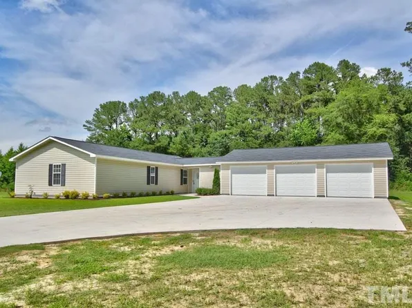 1400 W Oak St, Selma, NC 27576