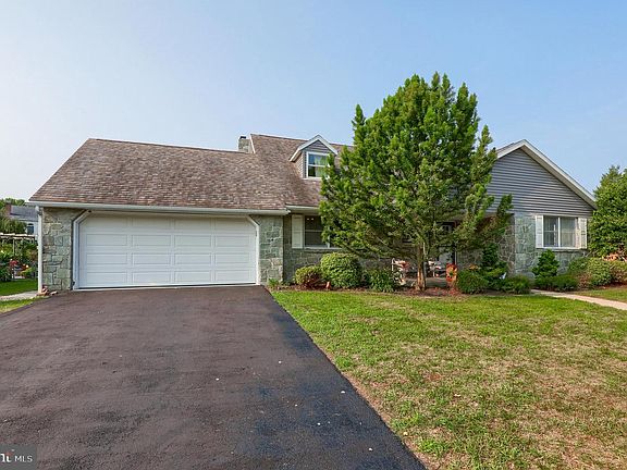 3rd image of 2416 Lexington Dr