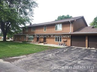 877 Wood Dr APT 3, Oconomowoc, WI 53066