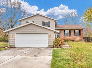 810 Cedar Ridge Ct, Mahomet, IL 61853