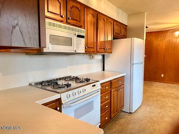 4th image of 1636 Queenswood Dr