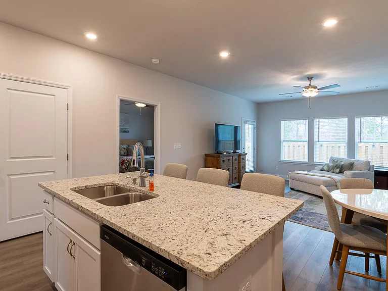 1091 Primrose Dr — Photo 7