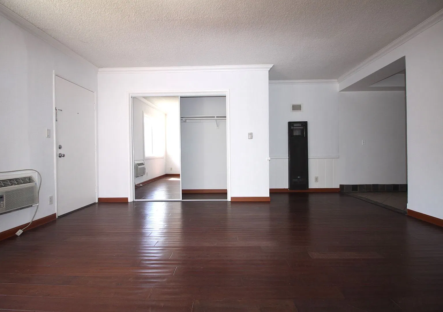 326 MacNeil St — Photo 4