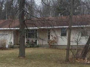 566 Oakwood Beach Dr, Brooklyn, MI 49230