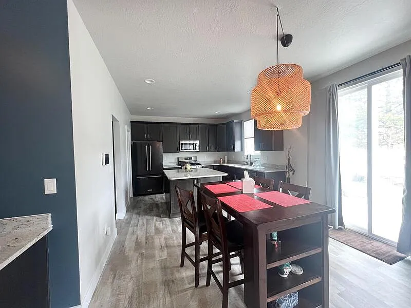 4 bed, 2.5 bath, 2342 sqft, $3,200 — Photo 4
