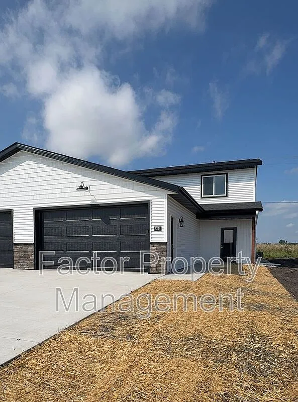 3 bed, 2.5 bath, 1800 sqft, $2,295 — Photo 1