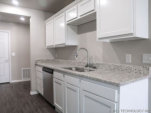 4th image of 702 W 6th St