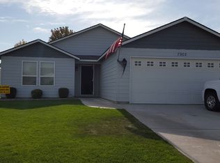 7902 Salmon Dr, Pasco, WA 99301