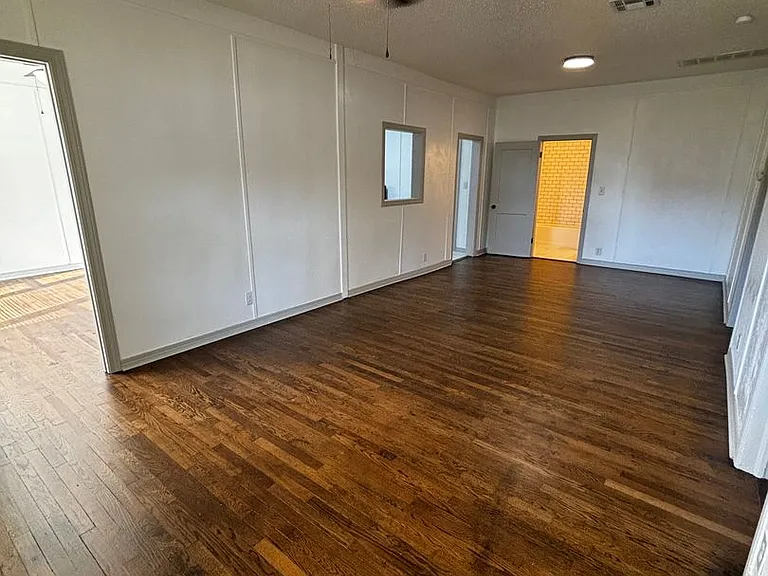 1100 W Wade St — Photo 2