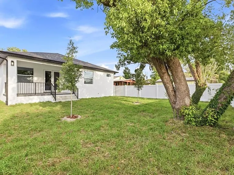 1020 W Rambla St — Photo 9