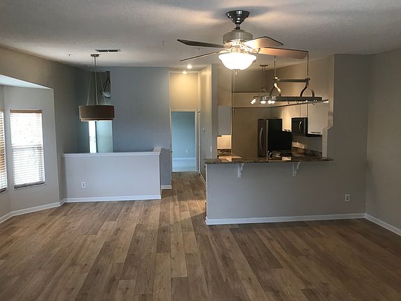 Great room, vaulted ceilings