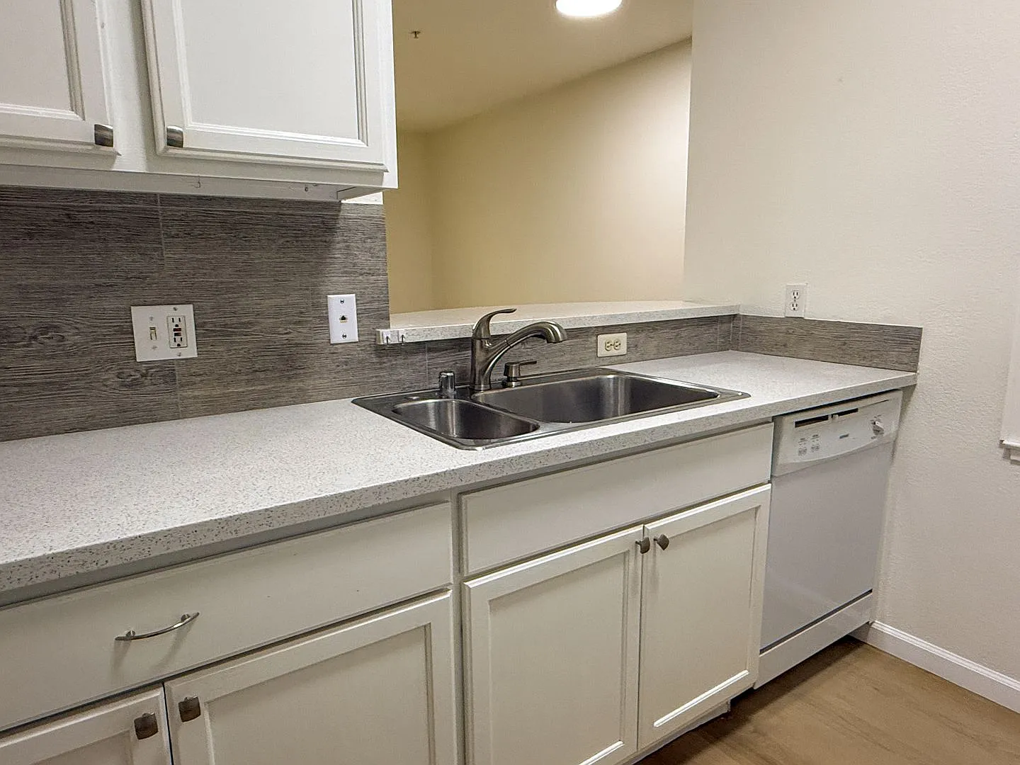 Sharp 1 Bedroom 1 Bath Condo in the Desirable Parc Crossings Community of Mountain View — Photo 2