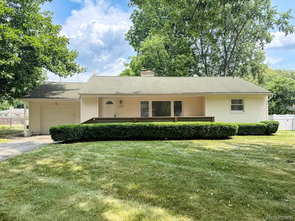 1208 Genella St, Waterford, MI 48328