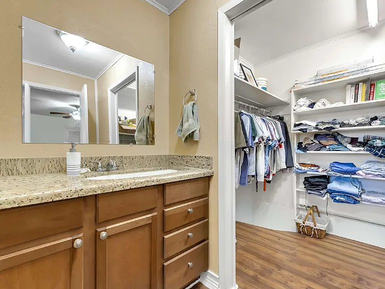 520 Helena St — Photo 22