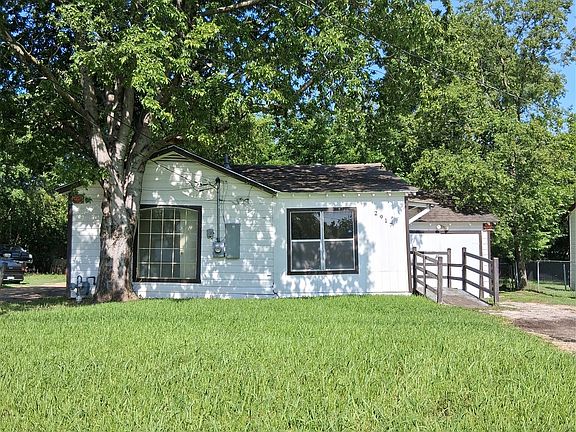 3rd image of 2917 Cypress Ave